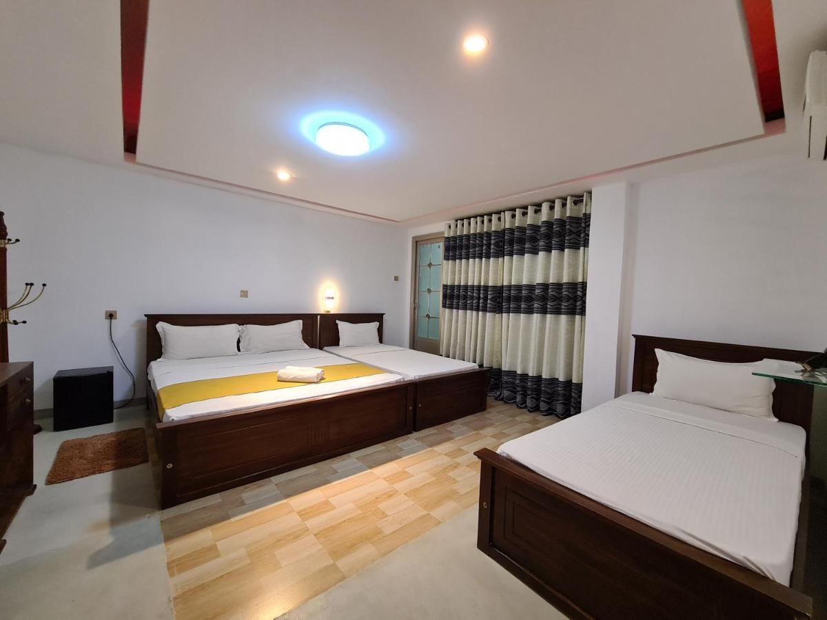 Cafe And Pub By Yasri Hotel Weligama Buitenkant foto