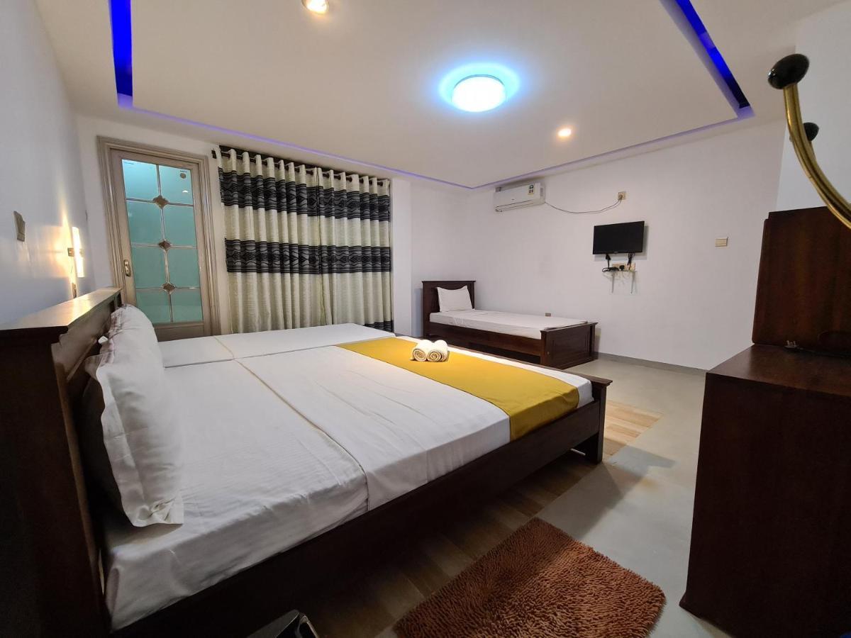 Cafe And Pub By Yasri Hotel Weligama Buitenkant foto